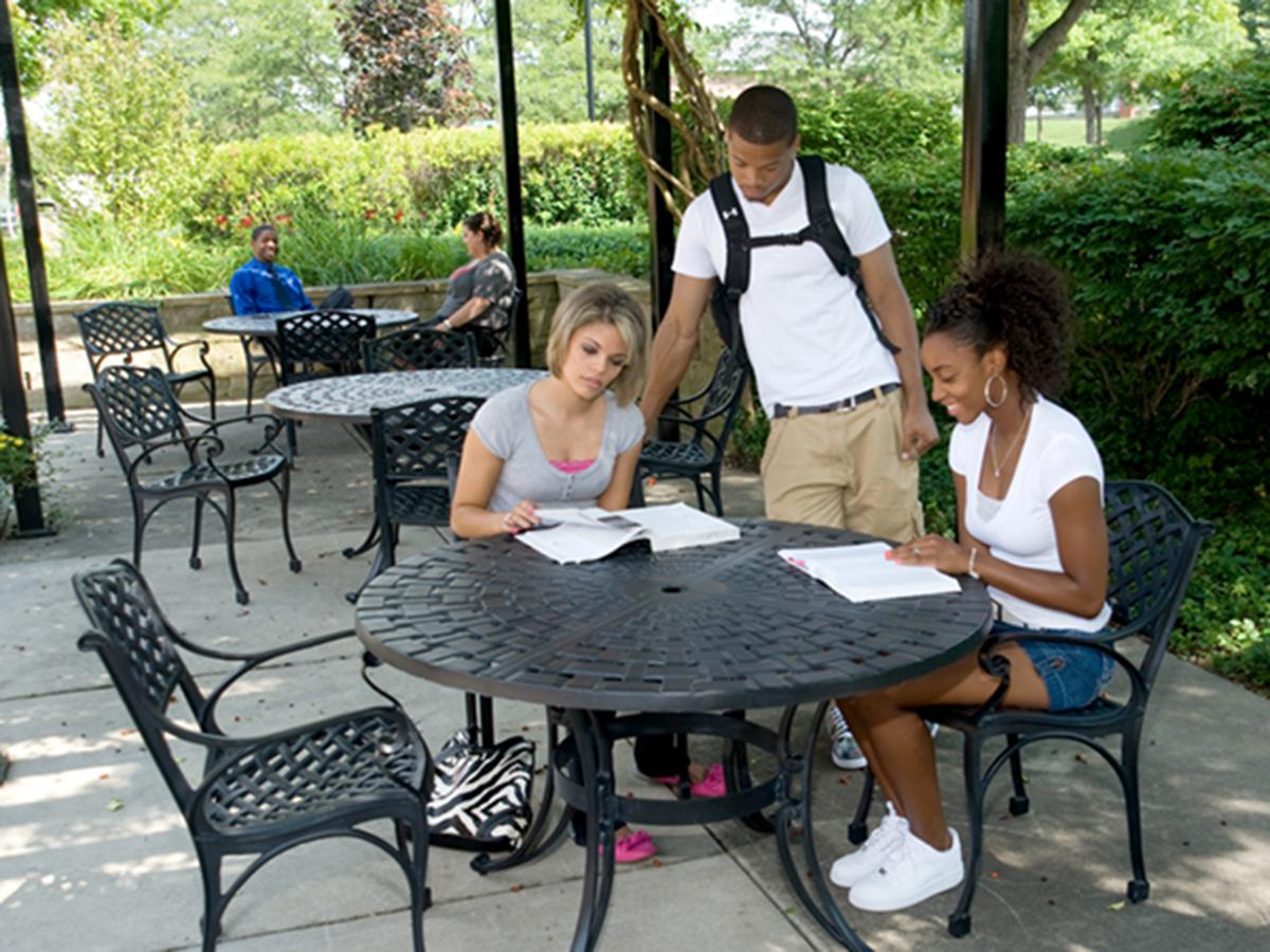 学生们在胡佛-普莱斯校园中心的露台上学习